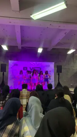 ini kayanya cover-an terberat sepanjang aku dc deh. even sampe mikir keknya ngga bakal bisa, eh bisa juga akhirnya. and was had not-so-prefect stage tp tetep seneng! i love my team & coach bgt pokoknya🤩💗 #dance #dancecover #dancecoverkpop #dancecoverindonesia #coverdance #coverdancekpop #coverdanceteam 