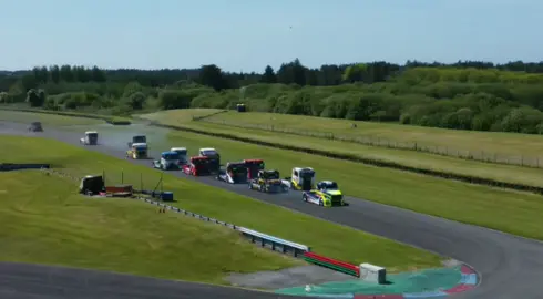 A view from above Pembrey Circuit, you can see just how close that these trucks get to each other..  #uktruckracing #racing #Motorsport #truckracing4you #race #RaceDay #racingmotorsport #britishtruckracing #britishtruckracing #TiktokRacing #convoytruckevents #convoycymru #pembreycircuit #truckanddriver #trucksport #fyp