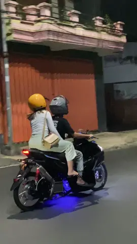 seneng liat motor sendiri dipake temen ngebucin