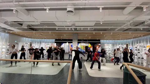 Join me for another NIKE DANCE CLASS today at #NIKE #EXPERIENCEHUB #BERLIN Class & Choreography by me 💁🏻‍♀️#rihanna #workworkwork #tanzvideo #fuerdichpage #dancer #fuerdich #videotrends #vibes #dance #dancemusic #dancers #dancing #tiktoks #foryoupage #foryourpage #danceclass 