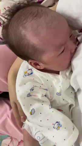 Ngửi thấy hơi sữa mẹ là con rúc rúc tìm ti, cưng lắm, mẹ thật hanh phúc khi thấy con yêu cần mẹ ❤️❤️❤️ #nuoiconsuame #suamehoantoan #embehauan #embesuame #menhieusua 