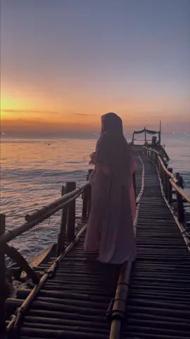 Pada kopi yang kusentuh tanpa gula, aku menelan jarak dan mencari apa yg lebih pahit daripada kehilangan🥀  #masyaallahtabarakkallah #fypシ #fyp #wanitabercadar #akhwatbercadar #wanitamuslimah 