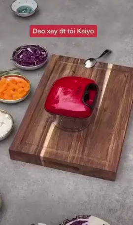 Xay tỏi Kaiyo Nhật  Loại này xịn  trong các dòng xay tỏi e đã từng bán. Từ chất liệu nhựa là dòng nhựa thuỷ tinh PS có độ trong suốt và chịu nhiệt cao hơn dòng ABS mà các hãng khác đang dùng. Lưỡi dao inox 420 to bản,  sắc, e test thử xay nhanh và nhuyễn dã man các c ạ  Hàng xịn thế mà chiếc giá sale thì quá ngất ngây luông ạ   Xay tỏi Kaiyo size super mini 250ml:  (size bé này e tìm mỏi mắt giờ mới có, xay tỏi ớt thì e này bao chuẩn thích  Các chị xay tỏi ớt, hành mà ko muốn dính dao thớt thì làm 1 em này bao chuẩn ạ. Em xay được cả thịt luôn á  #kaiyo. #nấuăncùngtiktok . #xaytoi . 