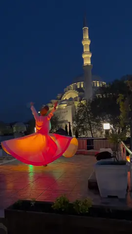 Танец дервишей - это медитативный танец, бывший раньше религиозным ритуалом. Танец дервишей связан с историей суфийского Ордена Мевлеви. #стамбул#танецдервишей #товарка #эстетикатурции 