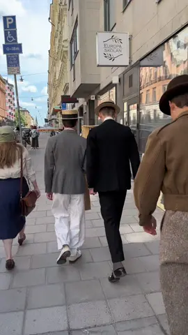 Nothing beats vintage when it’s in a group setting! #vintage #vintagefashion #secondhand #stockholm #suit #hangout #fashion 