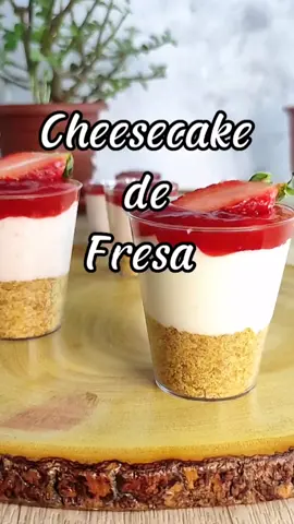 Receta CHEESECAKE DE FRESA 🍓(Postre en vaso) guarda y comparte está receta por qué te va a encantar,rápido y fácil de hacer por lo que va exelente si deseas agregarlo a tu negocio o emprendimiento ❤️ INGREDIENTES : (rinde 18 vasitos aprox de 3oz)  👉🏻Base de galletas:  250gr Galleta vainilla 140gr Mantequilla derretida 10gr Canela en polvo   👉🏻Crema de queso : 450gr Crema de leche (helada) 30gr Azúcar blanca  15gr Esencia de vainilla 300gr Leche condensada 130gr Queso crema  35gr Jugo de Limón  10gr Colapez (gelatina sin sabor) 50gr Agua (para hidratar Colapez) 👉🏻Mermelada de fresa : (Coulis) 300gr pulpa de fresas  40gr agua (para licuar) 100gr de azúcar Jugo de un limón  ❗En el vídeo se explica todo , si deseas la explicación completa por texto la encuentras en nuestro Instagram ❤️ A disfrutar 💕 #postresenshots #postressinhorno #postres #postrescaseros #postresrapidos #Recipe #pasteleria #postresparavender #recetastiktok #recetasfaciles #cheesecakedefresa #fresa #Receta #recetasrapidas #AprendeEnTikTok #cremadequeso #postresenvaso 