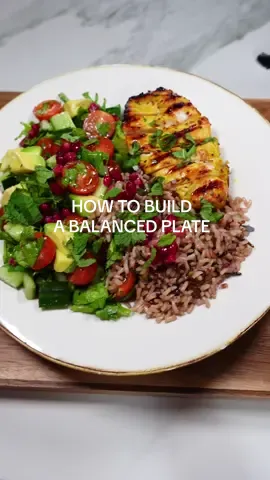 TOP TIPS 👇 INCLUDED FOR WEIGHT LOSS I am a registered nutritionist & here is my simple step-by-step guide for building a healthy & balanced plate: 1. Half of your plate should be loaded with a variety of plants: fibre is abundant in plants and vital for optimum gut health, helps with satiety & hydration. A simple salad or steamed veggies will suffice. 2. Protein should cover just more than a quarter of your plate. Protein keeps you fuller for longer & helps you make a calorie saving because it’s more costly to digest. 3. Starchy carbs should cover just about 1/4 of your plate. Top tip for better weight management: starches aren’t necessary with every meal, only use them when you need more energy. 4. Drizzle with heart healthy fats such as extra virgin olive oil or avocado oil to make your meal more filling. Top tip for better weight management: fat can be calorific, use in moderation. 5. Garnish with more plants for extra gut health benefits & to make your meal more beautiful & enticing. #howtobuildbalancedmeals #portioncontrol #healthyeating 