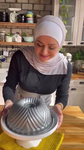 هاي عنجد كيكة برتقااااال  يعني رح تنسو اي كيكة برتقال عملتوها من قبل و تعتمدوها…لانه هاي اللي بدكم ياها …يعني طعمة برتقال بدون مرار و خفييييفة خفيفة…و لا الصوص يا ويلي على الصوص شو سهل و خرافي …فيالله حضروا دفاتركم او اعملو save 😉 …يالله على المقادير… مقادير الكيك: ٤ بيضات  ١/٢ ملعقة صغيرة ڤانيلا ١ كوب سكر ١ كوب زيت نباتي ٢ حبة برتقال حجم وسط مبشور و مقشر من الطبقة البيضا(ما يعادين ١ كوب من البرتقال المهروس) ٢ و ١/٤ كوب طحين  ٢ ملعقة صغيرة بيكنج باودر ١/٢ ملعقة صغيرة كربونات الصوديوم ٢ ملعقة كبيرة نشا رشة ملح  برش برتقالتين( نفسهم اللي فوق 😉) مقادير الصوص: ١ كوب عصير برتقال برش برتقاله عصير ليمونه ١/٢ كوب سكر ملاحظات: * يمكن استخدام اي نوع خلاط متوفر خلاط العادي او عجانة الكيك * يجب ازالة القشر الابيض من البرتقال * حجم القالب : (قطر ٢٢ ل ٢٤ سم) * حرارة الفرن : ١٧٥ سيلسيوس * مدة الخبز : من ٣٥ و ممكن لغاية ٤٥ دقيقة  * **************** Cake ingredients: 4 eggs 1/2 teaspoon vanilla 1 cup of sugar 1 cup vegetable oil 2 medium-sized oranges, grated and peeled from the white layer (the same as 1 cup of mashed orange) 2 and 1/4 cups of flour 2 teaspoons baking powder 1/2 teaspoon of sodium bicarbonate 2 tablespoons starch pinch of salt Zest of two oranges (the same as above) Sauce ingredients: 1 cup orange juice Squeeze an orange Lemon juice 1/2 cup of sugar Notes: * You can use any type of mixer available, the regular mixer or the cake dough * The white peel must be removed from the orange * Mold size: (diameter 22 to 24 cm) * Oven temperature: 175 Celcius * Baking time: from 35 and possibly up to 45 minutes #يارا_عبيدات #كيكة #كيكة_البرتقال #كيكات #وصفات_سهلة  #إكسبلور  #yaraobeidat #orangecake #cake #EasyRecipes #fyp #حلويات #الاردن #فلسطين #السعودية #explore #jordan #palestine #sweet #اكسبلور #explore #foryoupage #foryou #fyp #saudiarabia #fypシ 