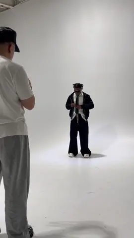 Photoshoot bts for Heavy Sweatsuit @Jadongrundyshop  #photoshoot #bts #behindthescenes #photoshootbts #editorialphotography #fashionphotography #fashion #hollywood #clothingbrand 