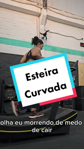 Testei a Esteira curvada na @crossfithighpulse . Sempre via vídeo dos gringos correndo nela e ficava curiosa. . Num primeiro momento ela é bem estranha e difícil de você acertar o ponto da pisada e entender a dinâmica dela, mas depois de alguns min vai pegando o jeito e já começa a correr. . O ideal é fazer treinos intervalados - corridas curtas de até 90seg. É bem diferente, bem legal e cansa bastante 🤟🏼 . #crossfit #esteiracurva #run #curitiba 