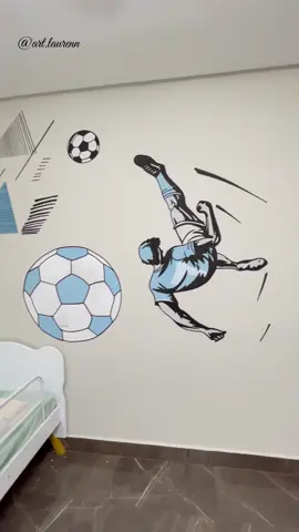 Pintura artística em parede feito a mão, quartinho do Benicio de cara nova.    #quartomeninos #jogador #jogadorcaro #futbol #futbol⚽️ #futebol #futebolbrasileiro #paredesdecoradas #paredes #pintura #pinturasmodernas #decoracao #decoracaodecasa #casadecorada #quartodecoradoinfantil 