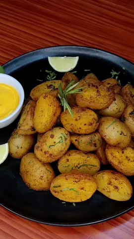 Si tienes medio kilo de patatas entonces esta receta es para ti.🥰😊#viral #parati #recetas #cocina #recetasfaciles #papa #mantequilla #food #saborestiktok Ingredientes:🥔 Medio kilo de papas cóctel💧 Agua suficiente para cubrir las papas🧂 1 cucharadita de sal🍃 2 hojas de laurel🧈 1 cucharada de mantequilla🧄 3 dientes de ajo, finamente picados🌶️ Una pizca de pimienta negra🌿 Media cucharadita de orégano🌶️ 1 cucharadita de pimentón (paprika)🌿 Media cucharadita de tomillo en polvo🍋 El jugo de un limón🧀 Queso mozzarella rallado al gusto🌿 Orégano en polvo al gusto para espolvorear al final🌱 Perejil finamente picado al gusto