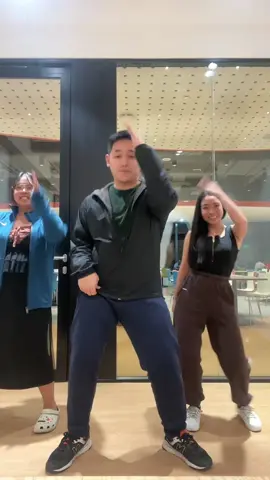 Monan Nay w/ team 🤍😂 #monannay #monannaydance #thaidancechallenge #trending #fyp #fypシ #foryoupage #foryourpage 