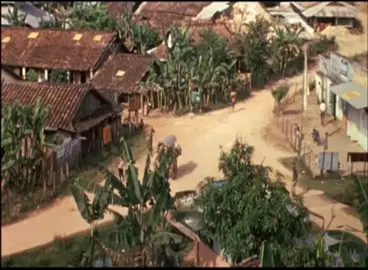 Trong những năm đầu thập niên 1970, khi cuộc chiến tranh ở Việt Nam đang đi vào giai đoạn gay gắt, nhiều người dân Việt Nam đã phải trải qua những thời khắc đau thương và khó khăn. Tuy nhiên, giữa bao thăng trầm của cuộc chiến, vẫn có những khoảnh khắc bình dị thơ mộng của quê hương Việt Nam 🇻🇳🇻🇳🇻🇳#quehuong #vietnam #war #xuhuong #binhyen #toiyeuvietnam 