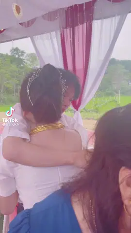 Chị đi lấy chồng e trai khóc sướt mớt 😔😔😔😔😔