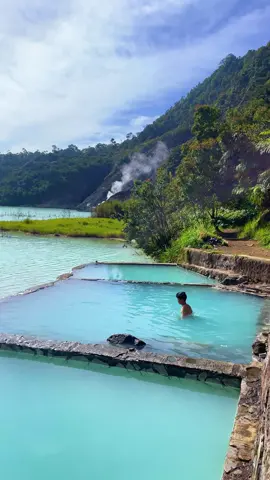 Air nya panas tapi udara dingin 🥶  #talagabodas #talagabodasgarut #wonderfulindonesia #exploreindonesia #rekomendasiwisata #suasanaalam #pemandanganalam #jawabarat #pesonaindonesia 