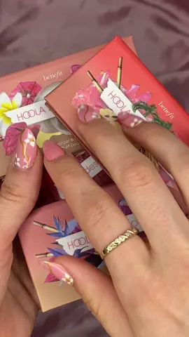 Did somebody say summer SLAY?! Meet your NEW cheek and lip BFFs... Tap to get yours in time for summer! #benefituk #blushduos #palettes #summermusthave 