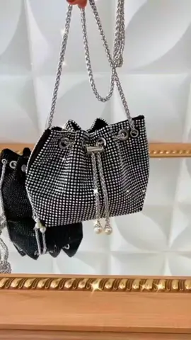 Bolsa Saco Strass Glamour  Simples e Glamorosa 😍😉 #strass #saco #glamour #bolsas #bolsafe #luxo #brilhosa@Selma 