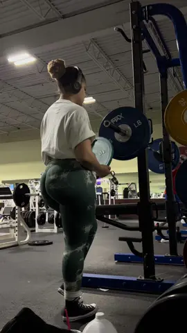 Speaking my soul through lifting>>>  #GymTok #gymgirl #gymmotivation #legday #leggains #latinagymtok #getfit 