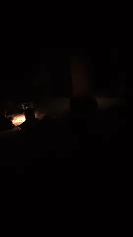ini hanyalah sekumpulan pria yang sedang berkumpul bermain gitar dengan di temani deburan ombak dari tepi pantai dan kegelapan malam#ketenanganjiwa #StoryMalamHari #yabegitulah #namanyajugahidup #yaudahlahya 