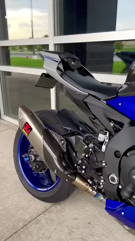 the look of the R1 never gets old😍💙#superbike #yamahar1 #akrapovic #motorcycle #shortvideo 