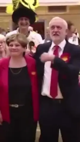 Awkward 😬 #awkward #awkwardmoments #haha #funnytiktok #highfive #hi5  #politicstiktok #jeremycorbyn 