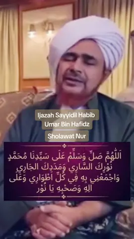 #ijazahsholawatnur #alhabibumarbinhafidz Allahumma shalli wa sallim ‘ala sayyidina muhammad  Nuuri-kas saari wa madadikal jari wajma’ni bihi fi kulli athwaari wa ‘ala alihi wa shahbihi ya nuur “ya Allah Limpahkanlah Shalawat serta salam kepada junjungan Nabi Besar Muhammad saw. Sang cahaya-Mu yang selalu bersinar dan pemberian-Mu yang tak kunjung putus dan kumpulkanlah aku dengan Rasulullah di setiap zaman serta shalawat untuk keluarganya dan shahabat wahai sang cahaya.”