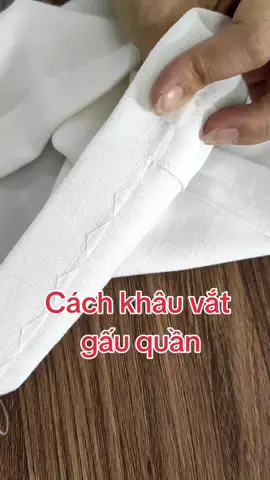 Cách khâu vắt gấu quần #meomayva #sewingtips #sewingtutorial #catmaycanban #sewingdiy #tumayva #duongmaycanban 