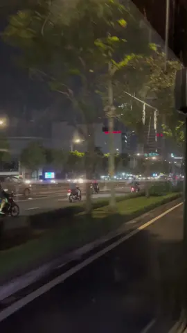 13 năm ở Sài Gòn, lúc nào mình cũng thích cảm giác ngồi trên xe buýt đi từ đầu bến đến cuối bến. Cảm giác cứ leo lên xe buýt rồi đi tới đâu thì tới. Nó lạ lắm í #LangThangĐườngPhố #NhữngConĐườngĐẹp #đêmlangthang 