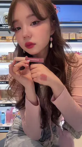 Тот самый пыльно розовый оттенок который я люблю 😭🫰🏼 #kbeauty #liptint #blssmbeauty #village11factory #обзоркосметики #ddal #ddalqiwee 