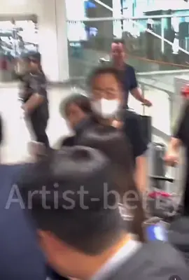 fans crying after seeing him at airport 🥹 #kimtaehyung #taehyung #thv #v #btsv #airport 