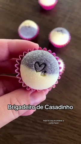 Brigadeiro Casadinho 💕 vocês gostam desse sabor? Por aqui os clientes amam! . . . #confeitaria #vidadeconfeiteira #brigadeiros #dicasdeconfeitaria #empreendedorismo #brigadeirogourmet #rotinadeprodução #docesartesanais #empreendendo #massadebrigadeiros #vendendonarua #producao #docesgourmet #receitasparavender #receitafácil #casadinho #brigadeirocasadinho #doisamoresbrigadeiro #doisamores 