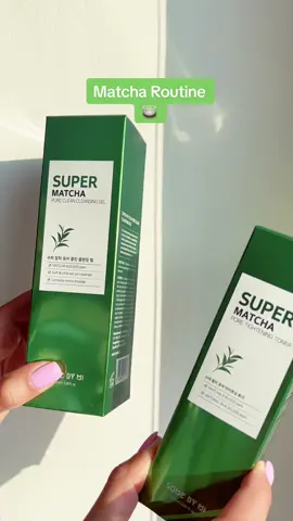 Matcha Cleansing Routine mit Some Bi Mi Essentials! 🫶🏻 Wir präsentieren eines unserer liebsten Inhaltsstoffe, nämlich Matcha 🍵 Das Gel ist ein Reiniger mit  niedrigem pH-Wert, der das Vergrößern von Poren vorbeugt. Enthält hochwertiges Matcha-Wasser aus Bosung in Südkorea und ist angereichert mit Tigergras (Centella). Der Toner enthält auch überwiegend Matcha-Wasser und spendet Feuchtigkeit. Die enthaltenen 5% BHA entfernen sanft abgestorbene Hautzellen. Habt ihr Matcha Produkte, die ihr liebt? 🍵🫶🏻🌸 Matcha Cleansing Routine with Some Bi Mi Essentials! 🫶🏻 We present one of our favorite ingredients, matcha 🍵 The gel is a low pH cleanser that prevents the enlargement of pores. Contains high quality matcha water from Bosung in South Korea and is enriched with tiger grass (centella). The toner also contains mostly matcha water and moisturizes. The 5% BHA it contains gently removes dead skin cells. Do you have any matcha products that you love? 🍵🫶🏻🌸 #matcha #hyaluronicacid #hyaluron #toner #cleanser #cleansing #balm #somebymi #kbeauty #kbeautyskincare #matchaskincare #BeautyTok #kbeautyproducts #viralskincare #skin #haut #hautpflege #hautpflegeroutine #hautpflegetipps #skincaretips #skincareviral #jbeauty #newtrend #gesichtspflege #koreanskin #koreanskincare #antiaging #centellaasiatica #centella #ingredients #beautyroutine #pore #poretightening #viralkbeauty #beauty #antiwrinkle #skincareroutine #kbeautyroutine #viralskincare #viralproducts #serum #beautyroutine #routine #routines 