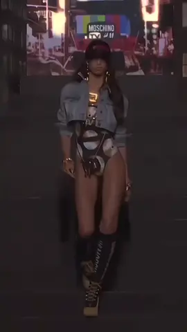 Yasmin Wijnaldum for H&M x Moschino #yasminwijnaldum #catwalk #runwaywalk #fashion #walking 