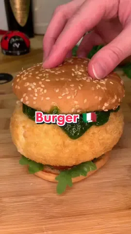 👩🏼‍🍳 Recette : 🍔Burger Italien 🇮🇹 🧀Buratta Panée & Pesto Maison🌿 - • 1 buratta 🧀 • 60g farine 🌾 • 50g d’eau 💦 • 2 oeufs 🍳 • Sel & Poivre  • chapelure panko🇯🇵 • Huile 🌻 - 📌PESTO 🌿 : • 40g persil ou basilic 🌿 • 1/2 gousses d’ail 🧄 • 4 cs d’huile d’olive 🫒 • 50g parmesan🧀 • 35g pignons de pins 🌲 • Sel & poivre 🧂 - - ❄️On réserve la burrata 30 minutes minimum au congèle (enveloppée dans du film plastique) avant de l’enrober avec la panure. Ça va eviter qu’elle casse dans l’huile et que tout s’évapore🥲 - - - #food #tiktokfood #tiktokacademie #Recipe #italy #cheese #asmr  -