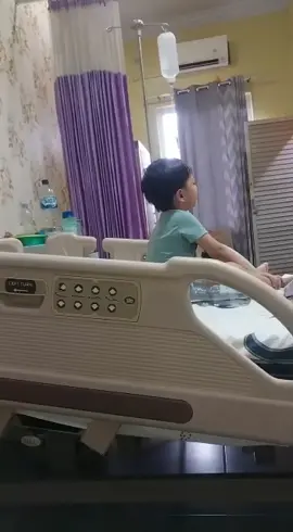 3 hari nemeni adek di RS, cepat2 mulangkan adek ke rumah. untuk ambil Abang, karena badannya panas tinggi 40lebih. saat itu rasanya benar2 takut. semoga kedepannya selalu sehat2 anak umma sayang ❤️