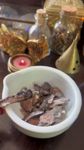 Mirra #mirra #brujasdetiktok #magiaherbal #thegreenwitch #witchcraft #brujaverde #ritual #hermetismo #