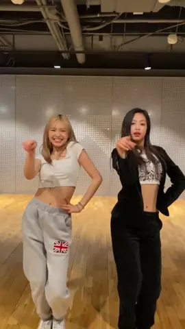 Everyday 💙  with my girls 💛 Watch us move 🍒🧸🦌 #BABYMONSTER #베이비몬스터 #PHARITA #파리타 #AHYEON #아현 #CHIQUITA #치키타 