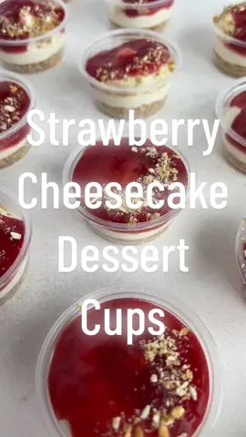 Strawberry cheesecake dessert cups! Recipe: https://cakemehometonight.com/strawberry-cheesecake-dessert-cups/ #dessertcups 