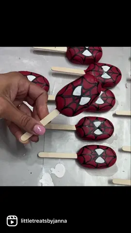 🕸️Spider-Man inspired Cakesicles🕸️ @poppypaints  #littletreatsbyjanna #cake #fondantcake #satinice #satinicecake #satinicefondant #bolo #cakesthatinspire #cakedecorating #ideiasdebolosefestas #ideiascriativas #festapersonalizada #encontrandoideias #encontrodefestas #cakesofinstagram #fondantart #cakedecorator #cakedesigner #bronxbaker #nybaker #nycbaker #pabaker #lehighvalleybaker #festadeluxo #spidermancakepops #popsicles #cakesicles #voiceover 