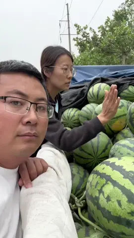 Come and eat watermelon, the big watermelon that my wife carefully selected!#douyin #douyin_china #share #watermelon #funny