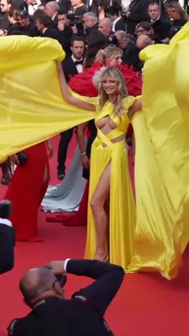 A sun yellow moment by Heidi Klum at Cannes Film Festivsl #heidiklum #yellow #cannes #cannes2023 #filmfestival #makinganentrance #redcarpet #pose 