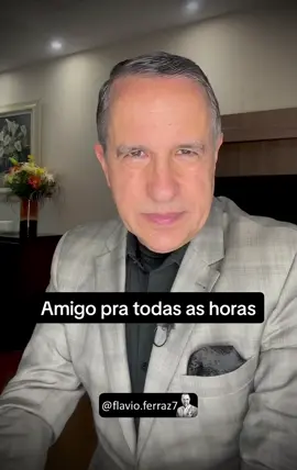 O filho se aproxima da mãe e pergunta: “Mãe, posso ir ao hospital ver meu amigo? Ele está doente!  E a mãe  responde com uma pergunta: “Claro, mas o que ele tem?” O filho com a cabeça baixa, diz: 