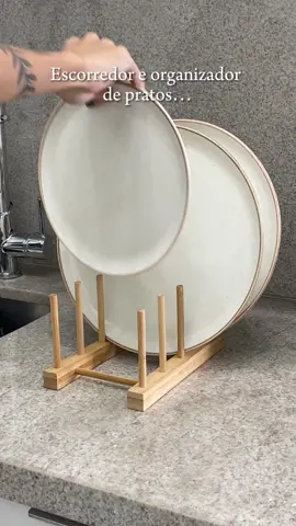 Quem ama tuuudo que é de bambu por aqui? 😍 ▫️Escorredor/organizador de bambu R$ 21,9 Garanta já o seu 💛 www.tudinhoparasuacasa.com.br 📍Av. Mutinga, 2045 - Pirituba - Zona Oeste de São Paulo/SP #decoração #bambu #decoracaoboho #cozinhadecorada #organizacao #organizadores #cozinhaorganizada #dicasdecasa #escorredordepratos