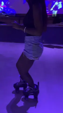 slow walk pendingg #rollerskating #skater #londonrollerskater #foryoupage #fypシ 