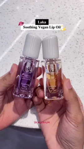 LAKA Soothing Vegan Lip Oil ลิปออยล์บำรุงริมฝีปาก ให้ความฉ่ำวาว✨💕 จากส่วนผสม Botanical oil เข้มข้น Vegan และ Cruelty-free 💛 Nourishing Yellow [สีเหลือง] เหมาะสำหรับผู้ที่ทาลิปเป็นประจำทุกวัน เพื่อฟื้นฟูริมฝีปากแทนการมาส์กที่ริมฝีปาก 💜 Calming Purple [สีม่วงอ่อน] ฟื้นบำรุงความชุ่มชื้น ไม่เหนียวเหนอะหนะ และไม่หลุดลอกง่าย #theBEAUTRIUM #เรื่องบิวตี้ต้องบิวเทรี่ยม #LAKA #รีวิวลิป #รีวิวบิวตี้ 