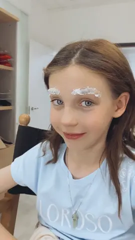 Watch till the end to see how they dyed my eyebrows 👩🏻‍🦳🩸 TIN & TINA IS ON @Netflix WORLDWIDE 🌎 #tinytina #tinytinamovie #tinytinapelicula #anastasiarusso #netflix #backstage 