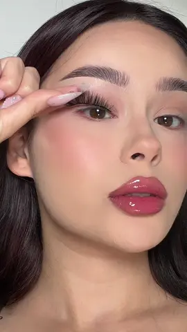 Here‘s a super easy guide for falsies #makeuphacks #makeuptips #eyelashtutorial #eyelasheshack 