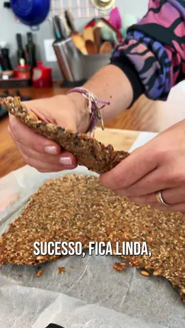 Bolachinha cracker de sementes feita em casa! Suuuuper crocante e deliciosa! Você não tem noção! 🚨 Já salva para fazer essa receita que é super saudável e coringa! Boa para lancheira da escola, café da manhã, acompanhamento de sopas e saladas, ou até como snack no meio da tarde.   #snack #dica #receita #cozinha #cozinhadegentemoderna 