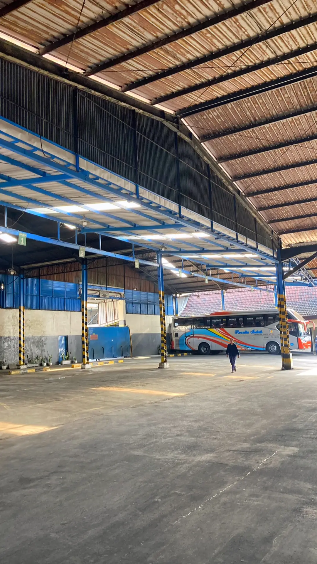 Pap random rosalia indah kelas eksekutif madiun-lampung @Rosalia Indah Official  Maafkan slide akhir #fypシ #busmaniaindonesia #rosaliaindah #pap 